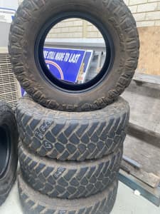Maxxis razr mud tyres 275/70r18