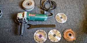 Metabo 115mm angle grinder, with lots of blades