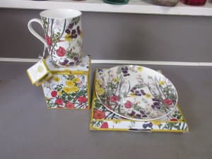MAXWELL & WILLIAM NEW FLORAL BONE CHINA PLATE & TEACUP IN BOX $9 EACH