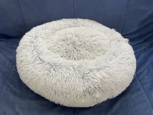 Beautiful Plush Medium Sized Dog / Cat Bed Light Grey Ex Cond