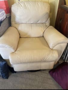 Leather recliner single good condition 