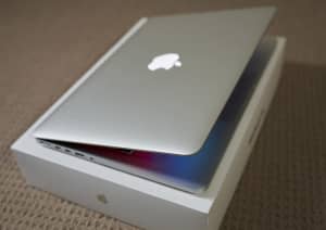 Mid 2014 Apple MacBook Pro 13 inch near mint condition, comes with box