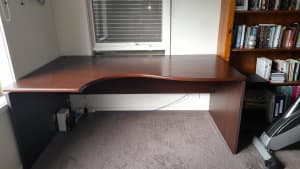 Office Desk, sturdy with Ergo curve