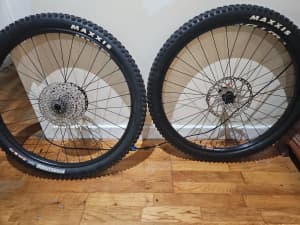 Bicycle rim and tyres