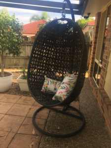 Swinging chair/egg chair