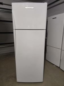 411L Fisher paykel frost free fridge freezer with 3 month warranty