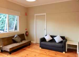 City clean cozy share room no more bills to pay 5 mins to tram