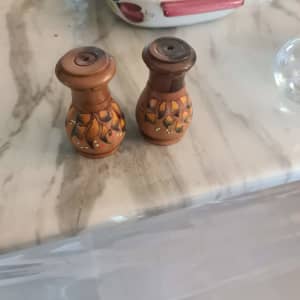 2x green and 2x brown salt n pepper shakers