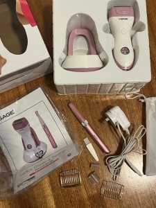 AS NEW LADIES SHAVER TRIMMER IN BOX WITH ALL ACCESSORIES