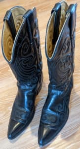 Black vintage cowboy boots - made in the USA - size 9D