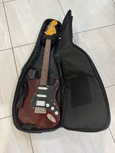 Fender Squier Stratocaster Candy Apple Electric Guitar with Gigbag