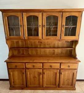 Wall unit and display cabinet