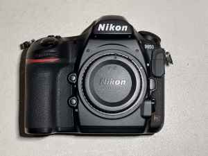 Nikon D850 DSRL with lesser than 9585 shutter counts