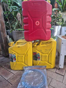 2 Diesel Jerry Cans Pro Quip, 1 Plastic Petrol jerry can, siphon hose