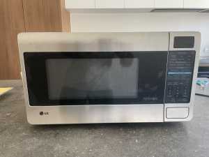 LG 1100w Microwave