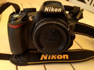 NIKON D3100 CAMERA WITH 18-35MM LENS. LITTLE USE. SHUTTER COUNT 373