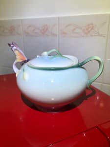 Decorative teapot.