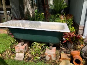 Cast iron bath tub