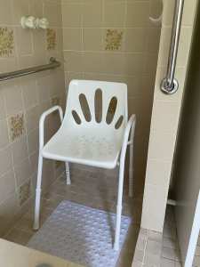 Shower chair (mobility aid)