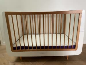 Snuzkot cot (becomes a toddler bed) mattress mattress protector an