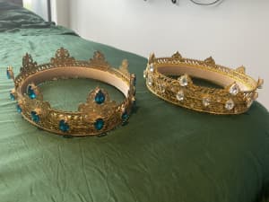 2 metal gold crowns 👑 👑 white & blue gems 💎