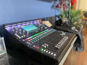 SQ5 digital mixer come with hard case and soft dust cover