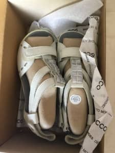 BNIB Ecco GSI white sandal kids - size 32eu - gorgeous