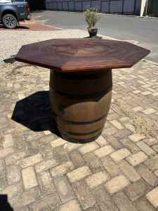 Wine barrel with top
