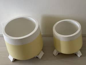 2 Northcote plant pots with legs in excellent condition for sale 