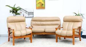 FREE DELIVERY-VINTAGE TESSA WELLINGTON SOFA AND CHAIRS