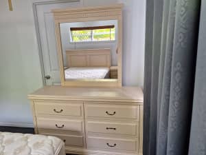 bedroom dresser, 6 large drawers with mirror. CASH, pick up only. ❤