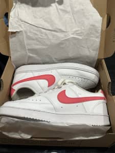 White Girls/ Women’s Nike Shoes 👟 size 8