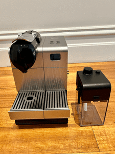 Delonghi Nespresso pod coffee machine $150.00 ONO
