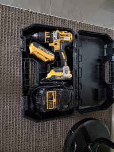 Dewalt cordless drill with charger & 2 batteries 
