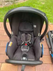 Maxi Cosi baby capsule and car bases