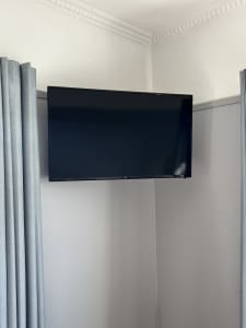 O TV with wall mount