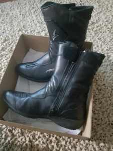 Falco womens mororcycle boots Size 40