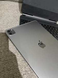 iPad Pro 11inch 4th Gen with apple Magic Keyboard