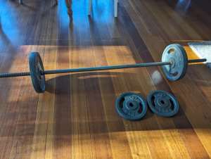 Weight training bar with 4 discs