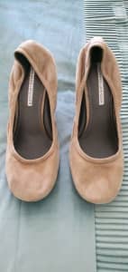 Vera Wang Lavender suede shoes. Size 37 new.