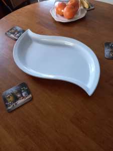 Large serving plate white.