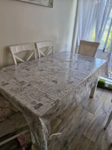 White 6 to 8 seater expanding table 
