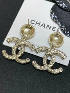 CHANEL 2021 Strass CC Drop Earrings/ Gold-Tone Metal & Strass