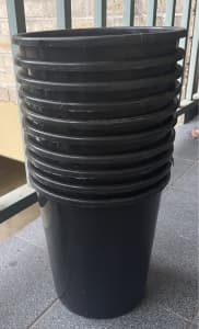 10 medium black plastic pots vase for sale