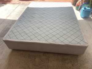 Queen size mattress ensemble base