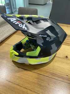 Airoh Twist 2.0 mx helmet, size large