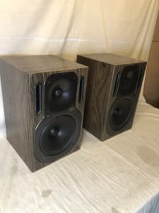 Behringer Truth B-2031P good size studio monitor speakers (tested)
