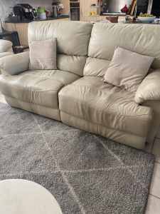 2 seater leather lounge suit and x 2 single recliners