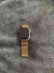 APPLE WATCH SERIES 7 WITH GOLD STRAP
