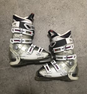 Size 24.5 kids womens ski boots